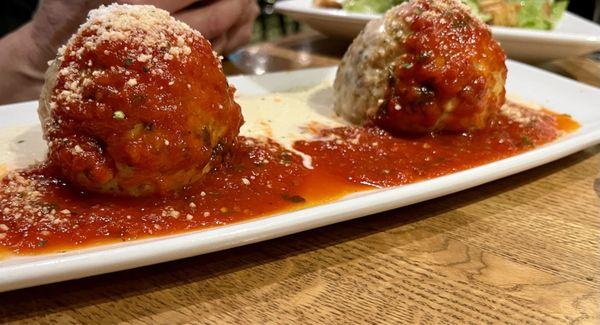 Red sauce side-chicken meatball