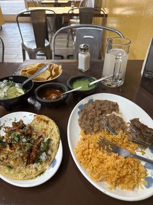 Taco de Barbacoa, frijoles y arroz, y pulque