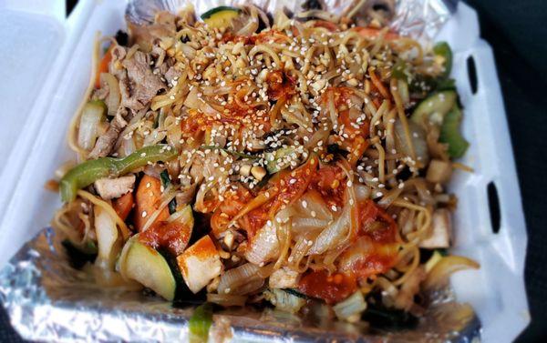 Fresh-off-the-grill noodles w/ loads of veggies, tofu, and a few slices of meat. Topped with chili sauce, crushed peanuts and sesame seeds.