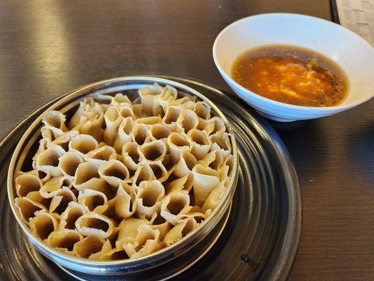 Youmian Kaolaolao: oat noodles with dipping sauce