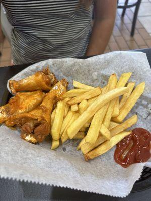 Kids wings and fries