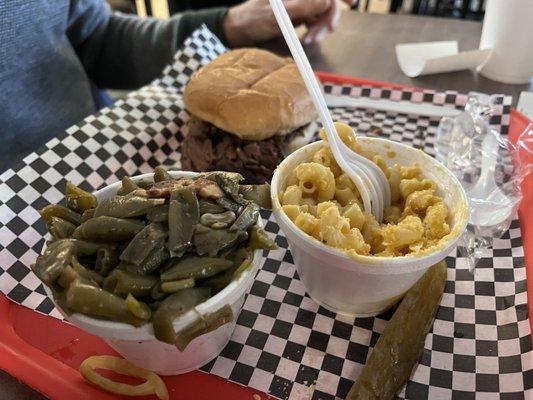 Longhorn sandwich with beans and mac & cheese