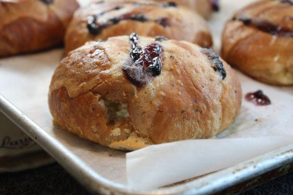 Blueberry Cream Cheese
 
 Ingredient: Organic Flour, Natural Leaven, Sugar, Salt, Milk, Butter, Eggs, Creamcheese, Blueberry