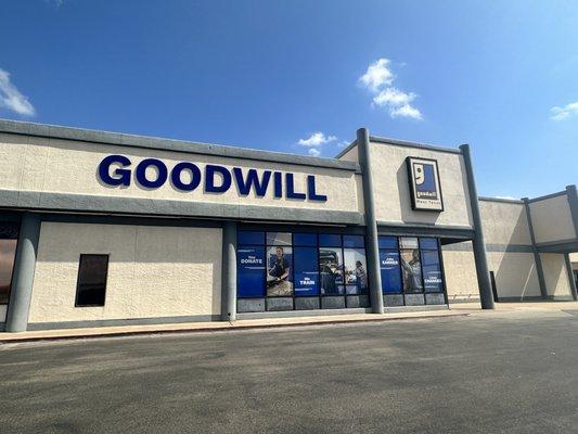 Storefront of the Goodwill Midland location on W. Illinois Avenue.