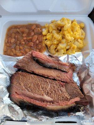 One meat plate (brisket) with homemade baked beans and Mac & Cheese ...*chef's kiss*