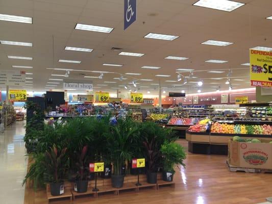 Nice produce section, some local, some organic. Good selection of fruit & veggie juices (Naked, Bolthouse Farms, Odwalla, etc).