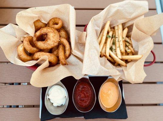 Onion rings and frites