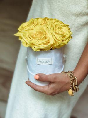 Haute Couture Round Box with Banana Mousse roses