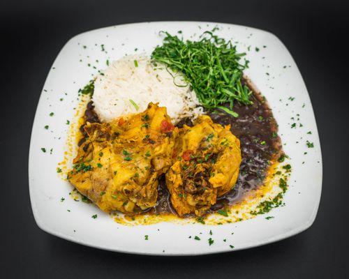 Frango a Caipira
Delicious bone-in chicken thighs cooked in its own broth. Served with rice, beans, and collard greens salad.