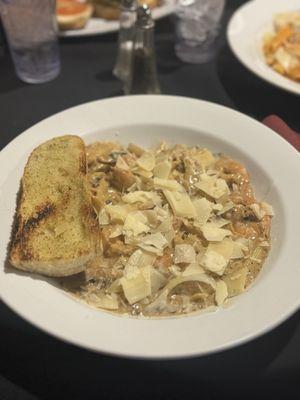 Alfredo pasta with shrimp