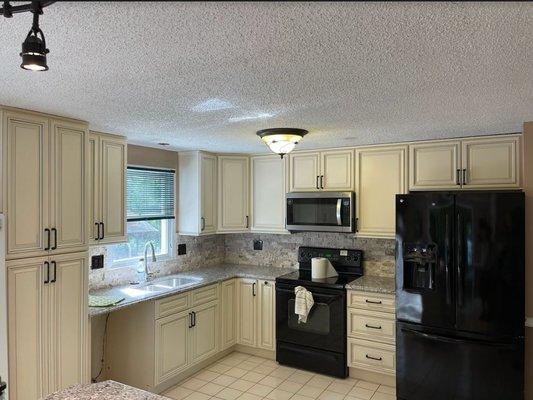 Kitchen Remodel installed in EHT with Forevermarks Signature Pearl cabinets, Bianco Antico granite tops, Rockmount Philadelphia tiles.