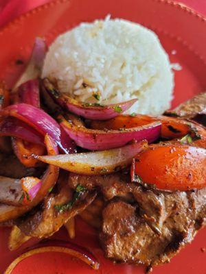 Saltado de anticuchos