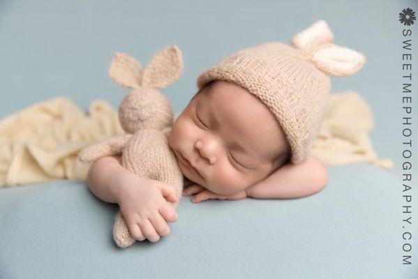 Chicago area in-home newborn baby photographer. Newborn baby photography in the comfort and convenience of your home.