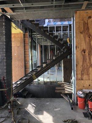 Single stringer staircase