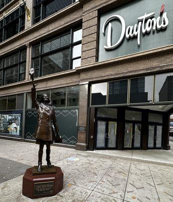 MTM Mary Tyler Moore Statue