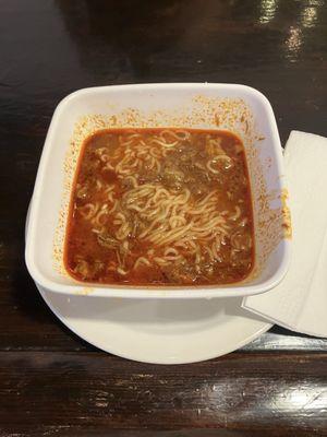 Me gustó la combinación del ramen y la birria hacen una buena explosión de sabores!!,sin duda voy a volver