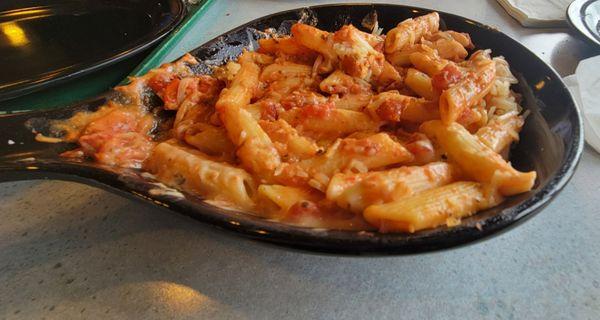 Pasta with red sauce (light). Comes with yummy garlic bread!