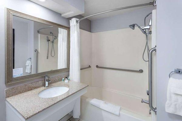 Guest room bath (accessible)