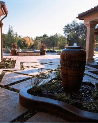 Bubblier pot water feature with negative edge spa