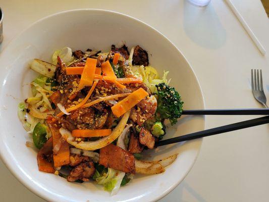 Chicken lemongrass over noodles salad