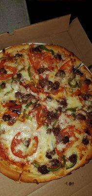 Large beef, tomato, peppers pizsa