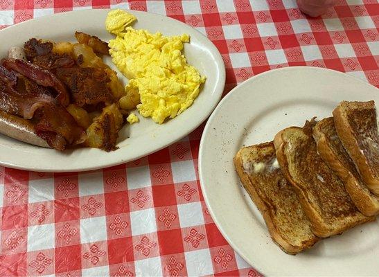 The GIANT : 2 eggs,2 sausage, 2 bacon, 2 French toast and home fries