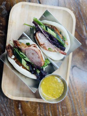 crispy duck bun ( with homemade basil mayo sauce)