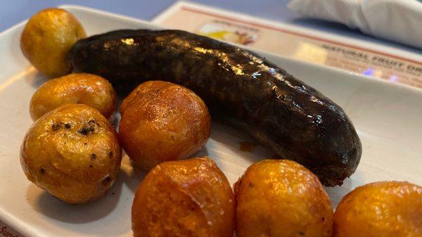 Morcilla con papa criolla.