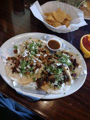 Tacos al pastor y de chorizo