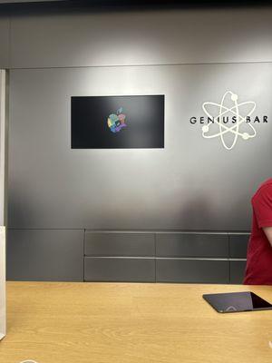 Logo and Screen in Apple Store