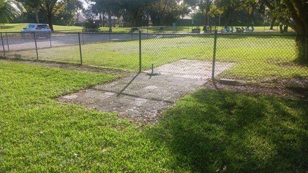 Ice cream paper Platform between both dog parks