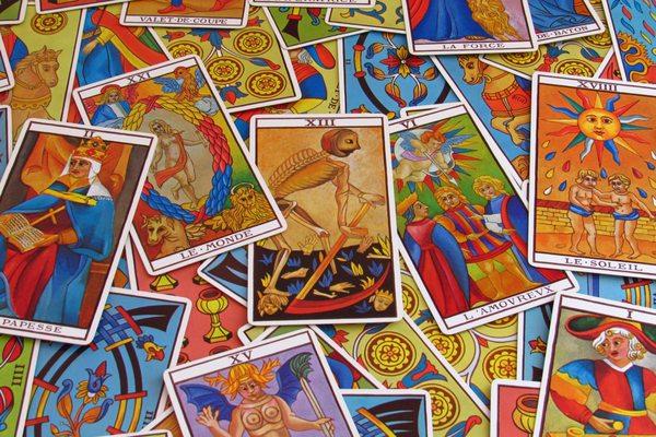 La lectura del Cartas del Tarot puede abrirte el camino a la abundancia.