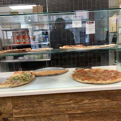 Pizzeria Sapienza pie display: Suu-uuper clean trays, shelves + glass! :)