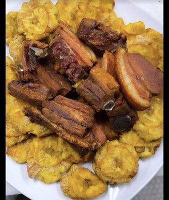 Tostones con chicharrón