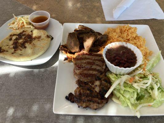 Parrillada Guanaca y Pupusa