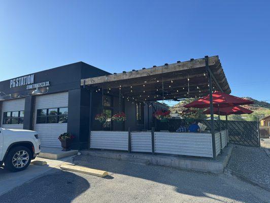 Beautiful side patio!! Perfect for a small group meet-up.