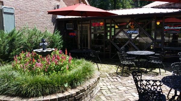 Outdoor seating and a fountain!