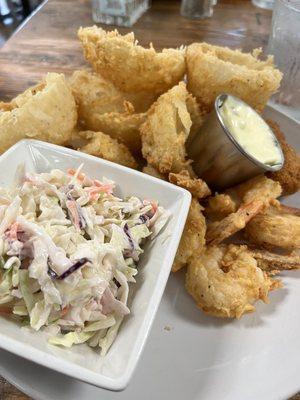 Small shrimp plate (8 piece) with coleslaw and onion rings