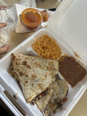 Quesadilla de fajita. Muy fresca la carne, viene mixta con verduras. Muy rico sabor.