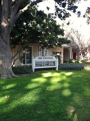 Front of professional offices where Alchemy Therapeutic Massage is located.