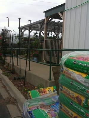 Fluegel's Lawn Garden & Pet Supply Inc