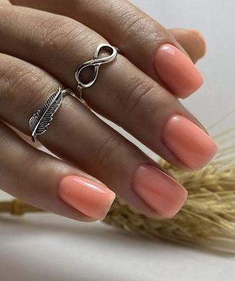 Gorgeous peachy nails!