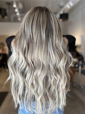 Makin' moves! Cool blonde custom color with 22" hand-tied Extensions.  ‍