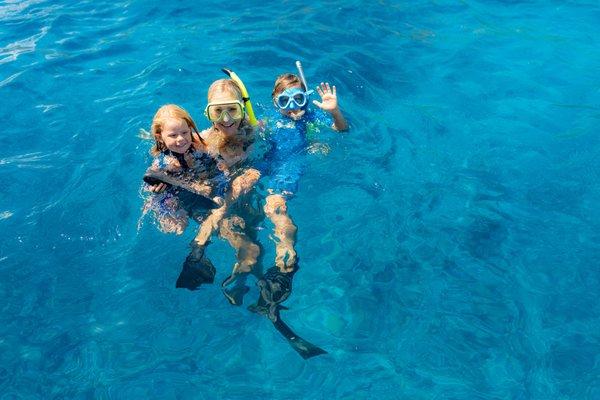 Yes, that's the real color of the water. This photo is untouched. And this is not a pool. It's Molokini Crater.