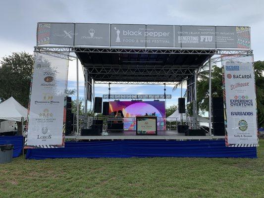 FESTIVAL SET UP:
 -MOBILE STAG
 -WEATHERPROOF LINE ARRAY SPEAKERS
 -LED VIDEOWALL
 -FESTIVAL BANNER
 -STAGE LIGHING