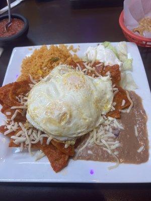 Breakfast -chilaquiles salsa roja con huevos