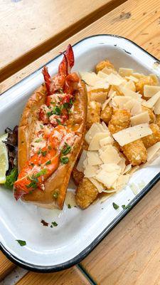 Lobster Roll w/Truffle Tots |Instagram @restaurant_aholic