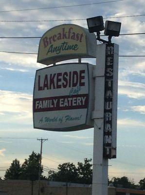 The "Lakeside Cafe Family Eatery" Sign.