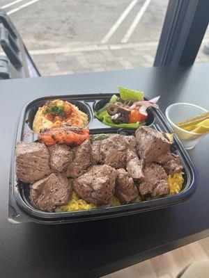 Close up pic of these juicy steak pieces, I it also came with grilled seasoned tomato and jalapeno. Yum!