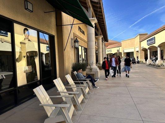 Great seats outside of Prada.   The perfect place to sit during the day ...